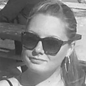 Я Лилия, 18, из Кронштадта, ищу знакомство для постоянных отношений