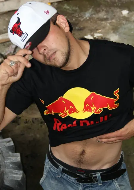 Я Илья, 39, из Сланцев, ищу знакомство для приятного времяпровождения