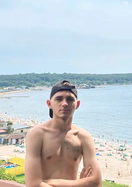 Я Илья, 20, из Москвы, ищу знакомство для постоянных отношений