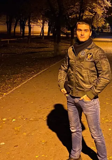 Я Илья, 25, из Екатеринбурга, ищу знакомства без обязательств