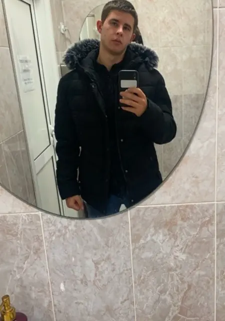 Я Семён, 19, из Москвы, ищу знакомство для постоянных отношений