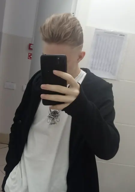 Я Костя Сергеев, 18, из Нефтеюганска, ищу знакомства без обязательств