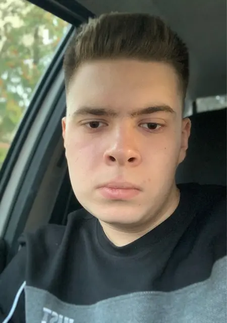 Даня из Узловой, мне 22, познакомлюсь для приятного времяпровождения