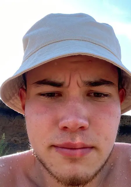 Я Артем, 20, из Уфы, ищу знакомство для общения