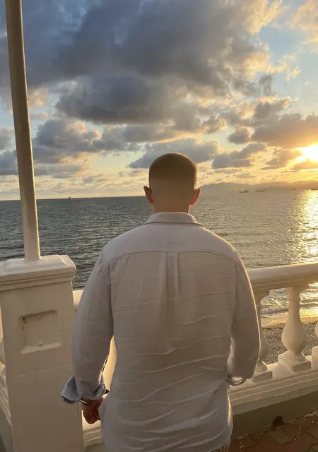 Я Петр, 19, из Тихорецка, ищу знакомства на одну ночь