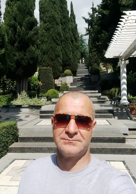 Руслан из Раздольного, ищу на сайте знакомства на одну ночь