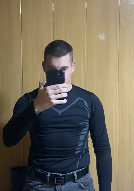 Алексей из Великого Новгорода, мне 21, познакомлюсь для постоянных отношений
