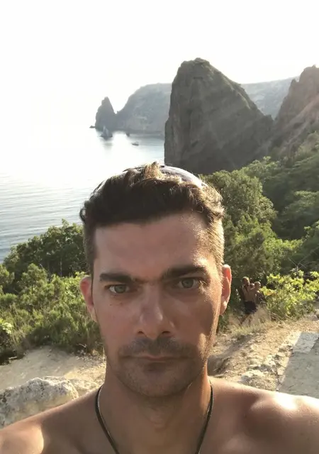 Я Давид, 46, из Янтарного, ищу знакомства на одну ночь